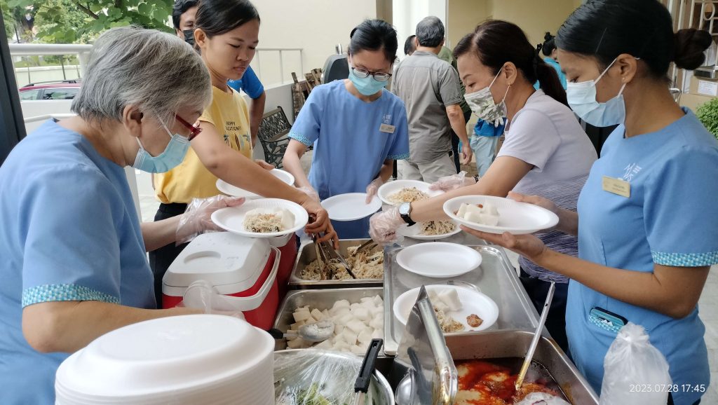 … before enjoying a BBQ buffet prepared by volunteers