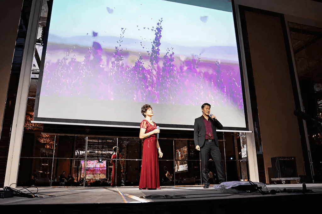 Opera singer Leslie Tay teamed up with Mdm Chong from MWS Wesley Active Ageing Centre - Jalan Berseh for a stirring rendition of 'Mo Li Hua'