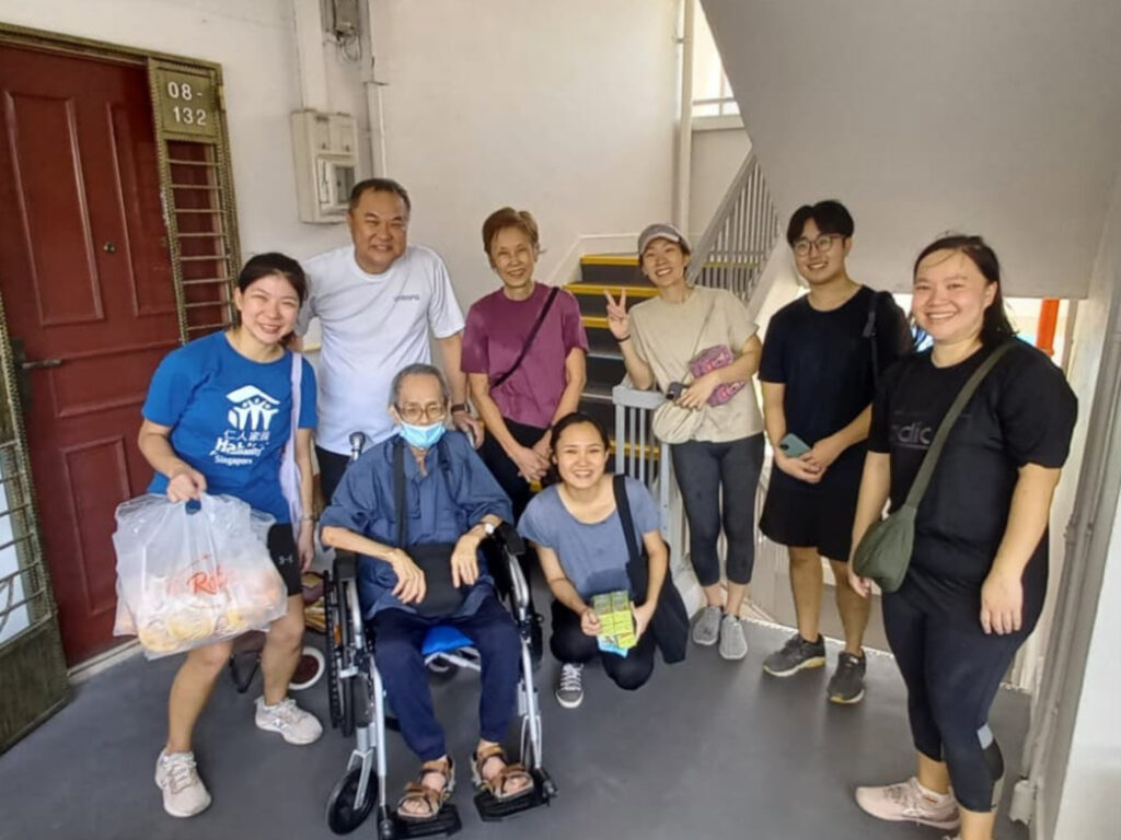Kim Yam with the volunteers after the decluttering